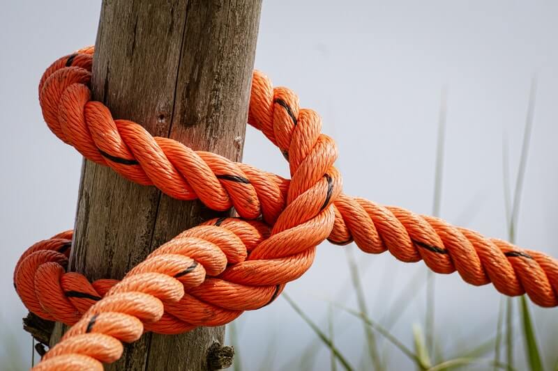 Das Seil an einem Steg ist durch einen Seemann-Knoten fest gebunden.