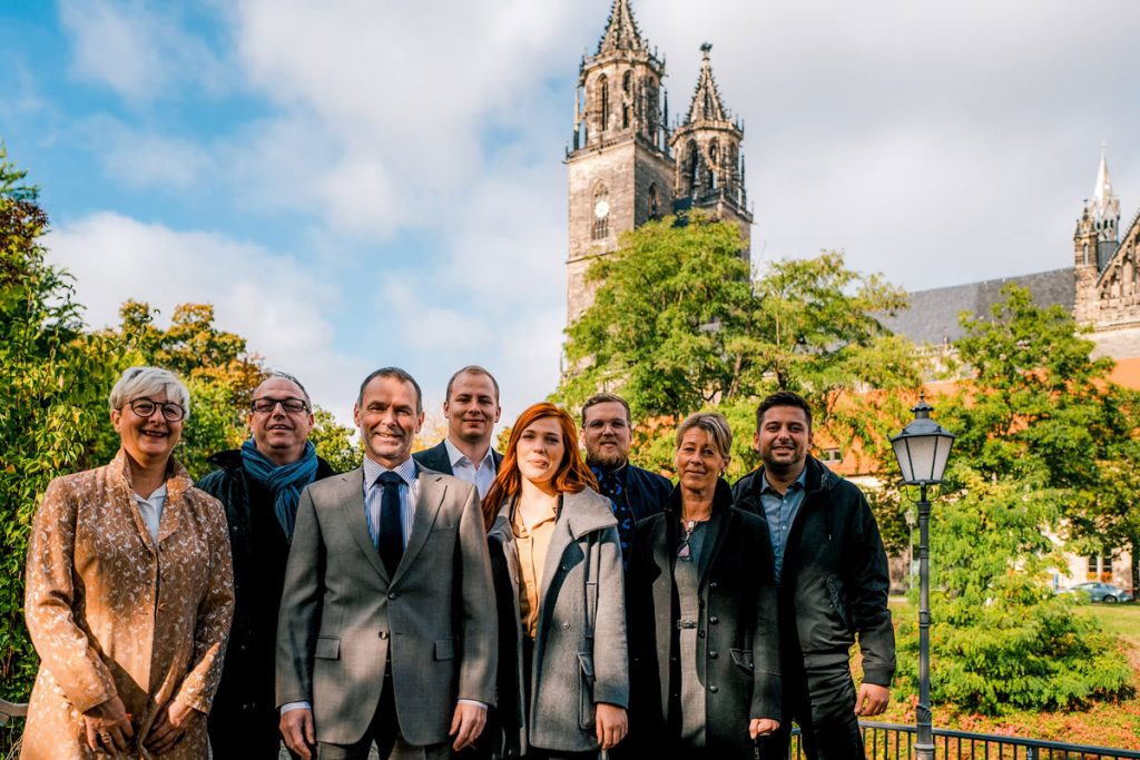 Das Team der DFKZ´s zeigt sich vor dem Dom zu Magdeburg freundlich lächelnd.